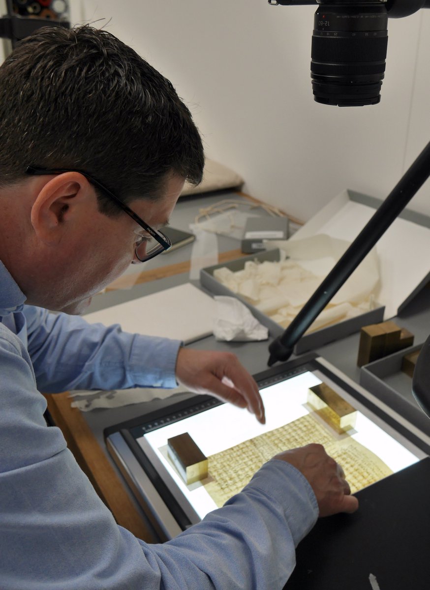 Cambridge_Uni's tweet photo. Conservators at Cambridge University Library @theUL repair medieval manuscript fragments. This way they can be safely digitised and shared with the world: https://t.co/Myuu9X3YwU #PolonskyGreek @CamDigLib https://t.co/pyciNaNJSf