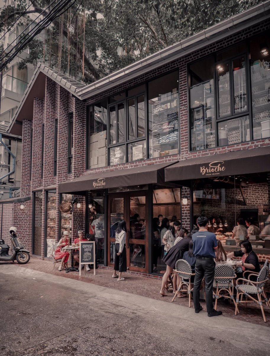 gocafethailand's tweet photo. Brioche from heaven 🥐
BTS ช่องนนทรี ทางออก 4
ขนมอร่อยจริงร้านสวย
แต่บรรยากาศร้านช่วงก่อนเที่ยงไปจนถึงบ่ายคือคนแน่นมากก แน่นจนล้นร้านยืนต่อคิวออกมาด้านนอก ขนาดไปวันธรรมดา😭โต้ะด้านในมีนิดหน่อย แล้วก็หน้าร้านตามในภาพ แล้วคนแย่งกันนั่งเพื่อถ่ายรูปสุด 5555 @aroii https://t.co/Em8LfqfEIF