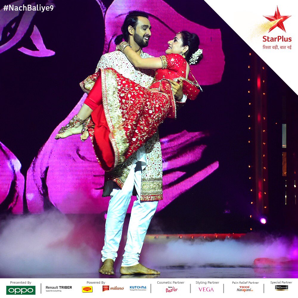 Sand art and #SouRidhi!!😍
What an in-sync performance by <a href="/saurabhraajjain/">Sourabh raaj jain</a> and #RidhimaJain
You have our hearts, Jodi No. 10!

Are you tuned in?

#NachBaliye9