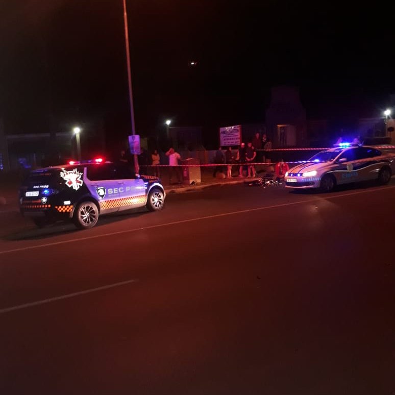 EMER_G_MED's tweet image. 《Kempton park》 #TM04 ,#A09 and #R07 responded to a collision involving a motorcycle. Unfortunately the motorcyclist was declared on scene @GTP_Traffstats @_ArriveAlive @motocyclesafety @EWNTraffic #whensecondscount #jem