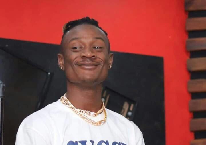CentinaixK's tweet photo. So absurd but a fresher told me he still has a debt of his prom pics 😂😂 #heyfreshers 
Me: https://t.co/9Ag0vU5nzq