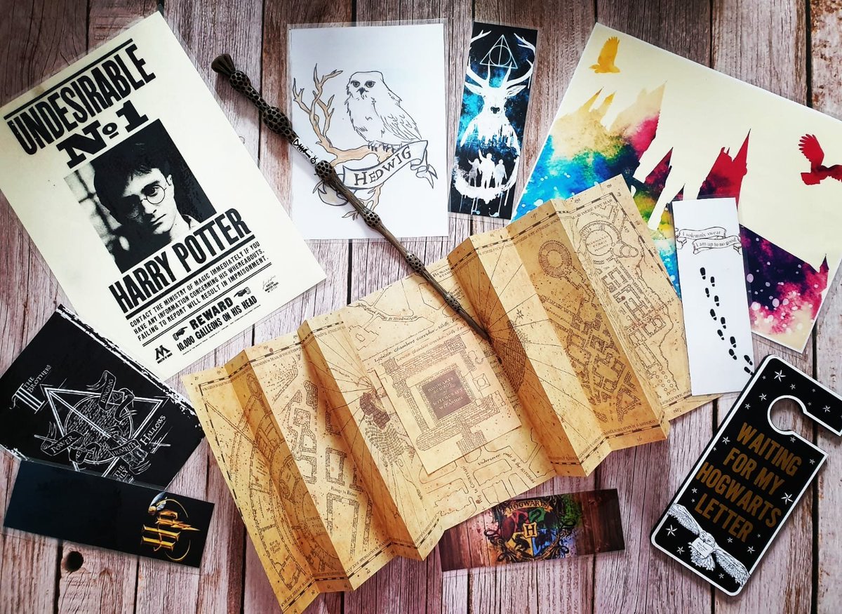 LeyendoEntreofi's tweet photo. 🧙♂️HOLA LECTORES!!! SE QUE HAY POR AQUÍ MUCHA GENTE FAN DE HARRY POTTER 🥰 YO UNA DE ELLAS🥰.
HOY ES UN DÍA MUY IMPORTANTE PARA EL MUNDO DE #harryhead #HarryPotter y sobre todo para nosotras
Hoy 1 de septiembre empieza el curso en el colegio Hogwarts de magia y hechicería #Harry https://t.co/y7KlkcQ2Yr