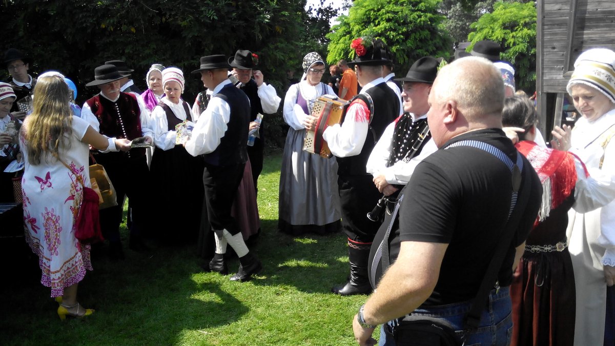 Folklorna skupina Kamnik je v okviru promocije 49. Dnevov narodnih noš v Kamniku izvedla nastope v Arboretumu Volčji Potok na 10. Čarobnem dnevu in v trgovskem centru Kamnik. #visitkamnik #kultura #umetnost #Slovenija #Kamnik #ifeelsLOVEnia #slovenia #visitslovenia #folklore