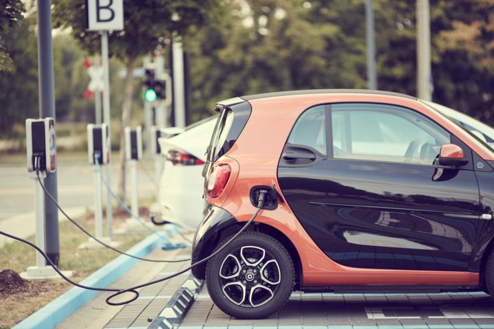 DCDigital4's tweet photo. Et si vous pouviez charger votre voiture électrique en moins de 6 minutes ? C'est la promesse de la #startup Echion qui annonce avoir mis au point une nouvelle batterie capable de cette prouesse ! 
 https://t.co/Ld83CdpshI @JournalDuGeek https://t.co/FVbD9fcTW5
