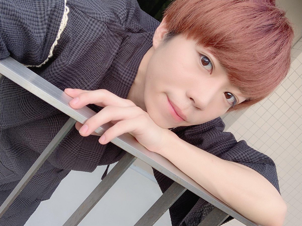 Known as the ace of the group, Patch is one of Paragon's best dancers. From Osaka. Skincare geek. Also likes fashion & Korea. Eyes look exactly like the eye emoji on iOS(). Loves clinging to his seniors of Mesemoa/Chocobo. Cheeky personality. Gets made fun of for being short.