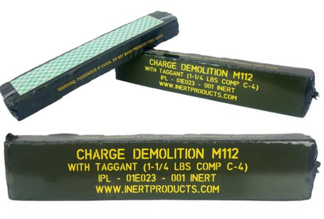 エイトボール商会 100円ショップ セリア に ｃ４爆薬が売ってた まぁ 見ての通り アルミホイルだが この色 形 サイズ 字体 どれを取っても わかってやってる 笑 以前は ウチでレプリカを作っていたが これが100円なら