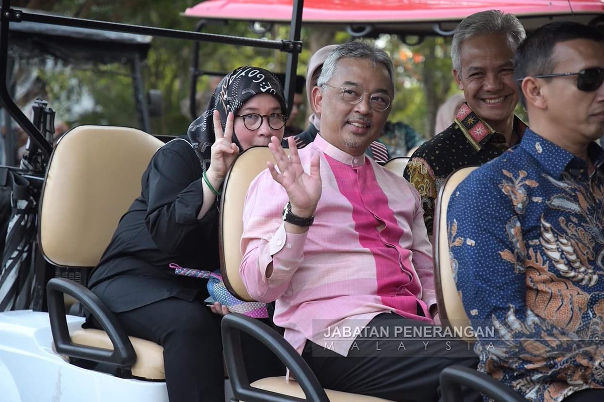asrulmm's tweet photo. Say what you want but to me this is the most adorable and relatable Yang Dipertuan Agong and Raja Permaisuri Agong in the history of Tanah Melayu, Malaya and Malaysia.

Daulat Tuanku https://t.co/7ADFWNAa2o