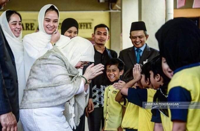 asrulmm's tweet photo. Say what you want but to me this is the most adorable and relatable Yang Dipertuan Agong and Raja Permaisuri Agong in the history of Tanah Melayu, Malaya and Malaysia.

Daulat Tuanku https://t.co/7ADFWNAa2o