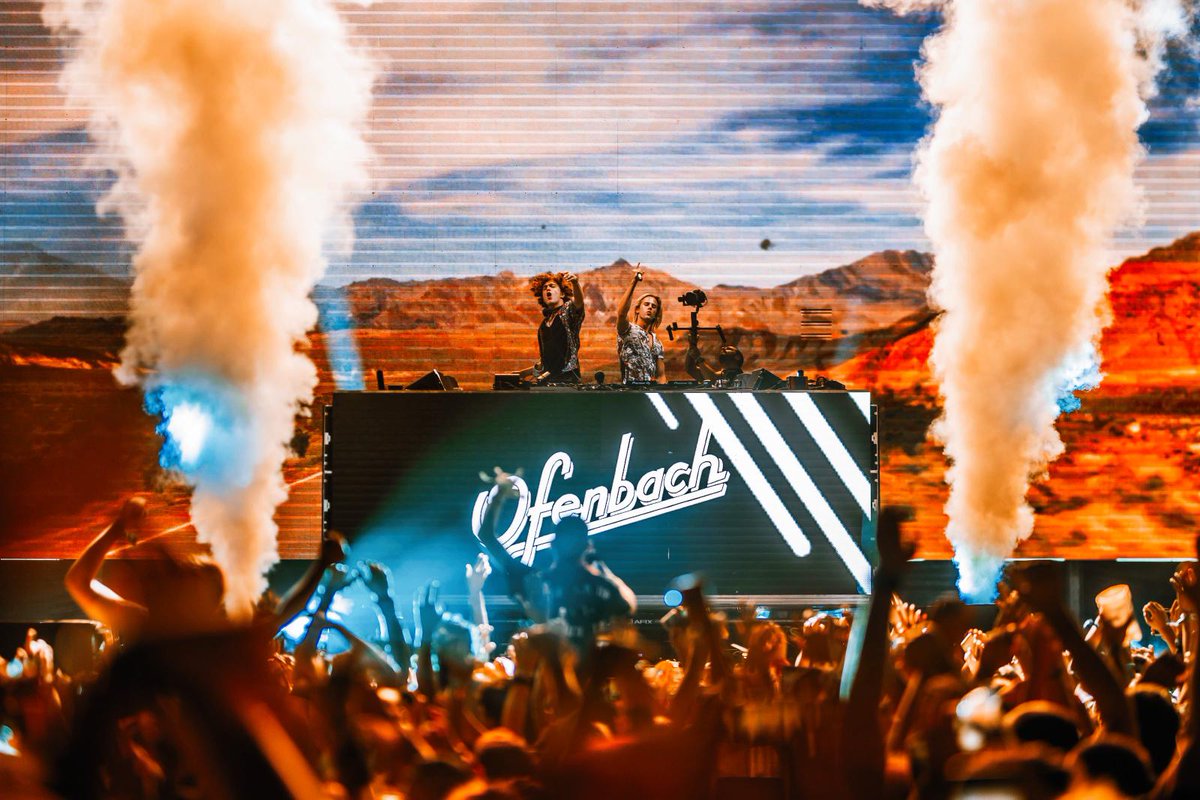 EffectsMagic's tweet image. SFX on the beach with @Ofenbachmusic at @SeaDanceFest