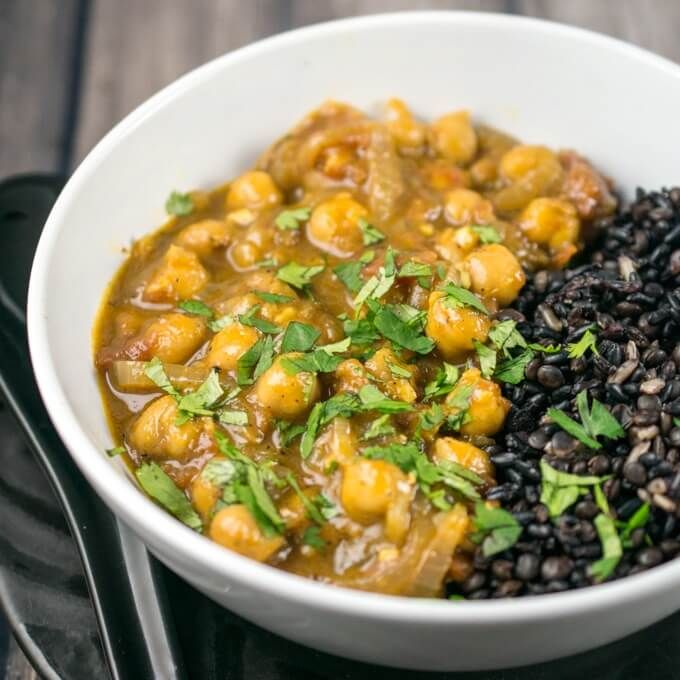 Skip the complicated process, but don't sacrifice on flavor! Try this coconut chickpea curry for a quick and easy, spiced-up meal! buff.ly/2MkJxrk #mealprep #veganrecipes