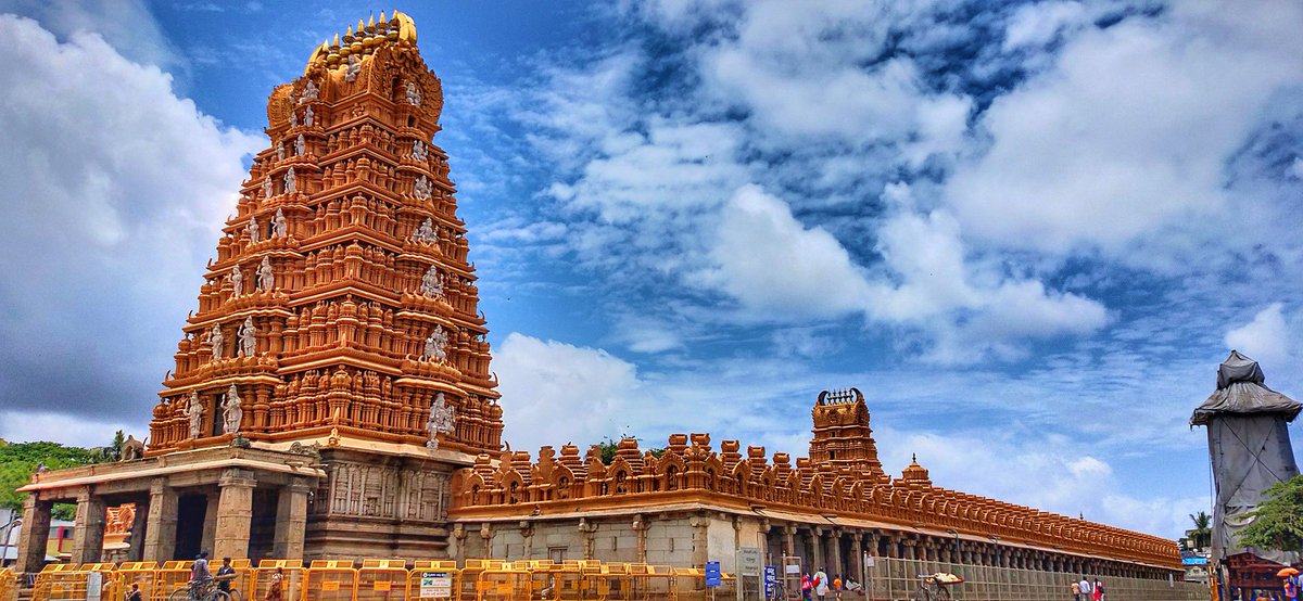 On the eve of Ganesha Chaturthi, here's a detailed THREAD on the Srikanteshwara Swamy Temple at Nanjangudu near Mysuru in Karnataka. I'll mainly be focusing on the murthis & sculptures at the temple including several carvings of different manifestations of Lord Ganesha. Do read