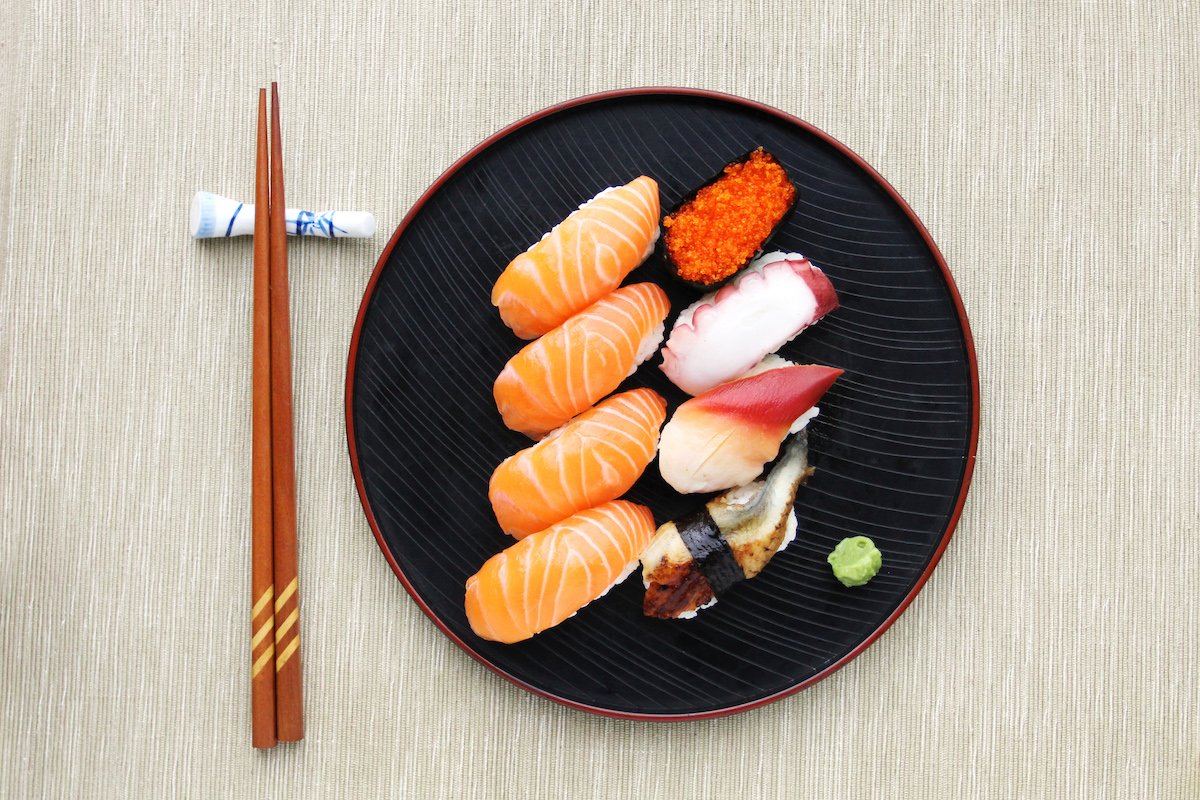 Дует с суши на океан. Японская кухня. Суши на тарелке вид сверху. Тарелка для суши. Японская еда вид сверху.