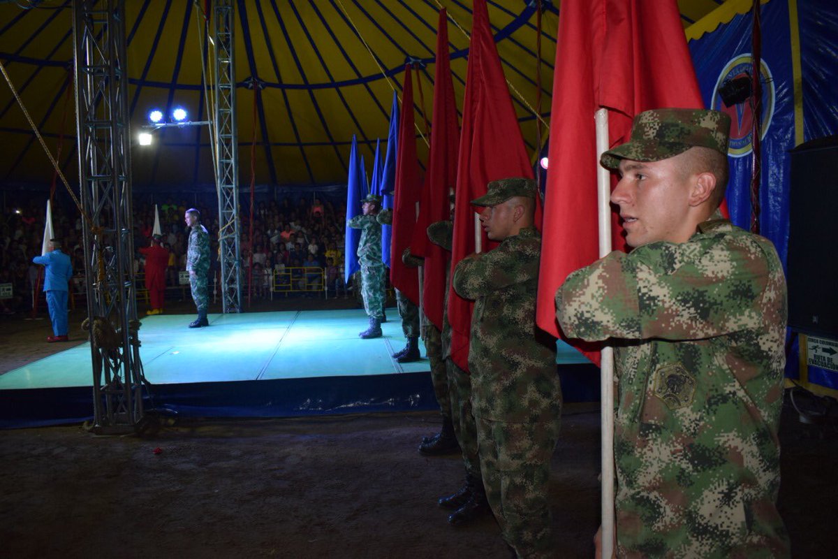 Ejercito_CAAID's tweet photo. Más de 2000 habitantes del municipio de Algeciras, en Huila, han gozado de las funciones de nuestro #CircoColombia entre magia, colores y alegría! @Ejercito_Div5 #Brigada9 #BatallónAcciónIntegral5 https://t.co/XO70TdMqLH