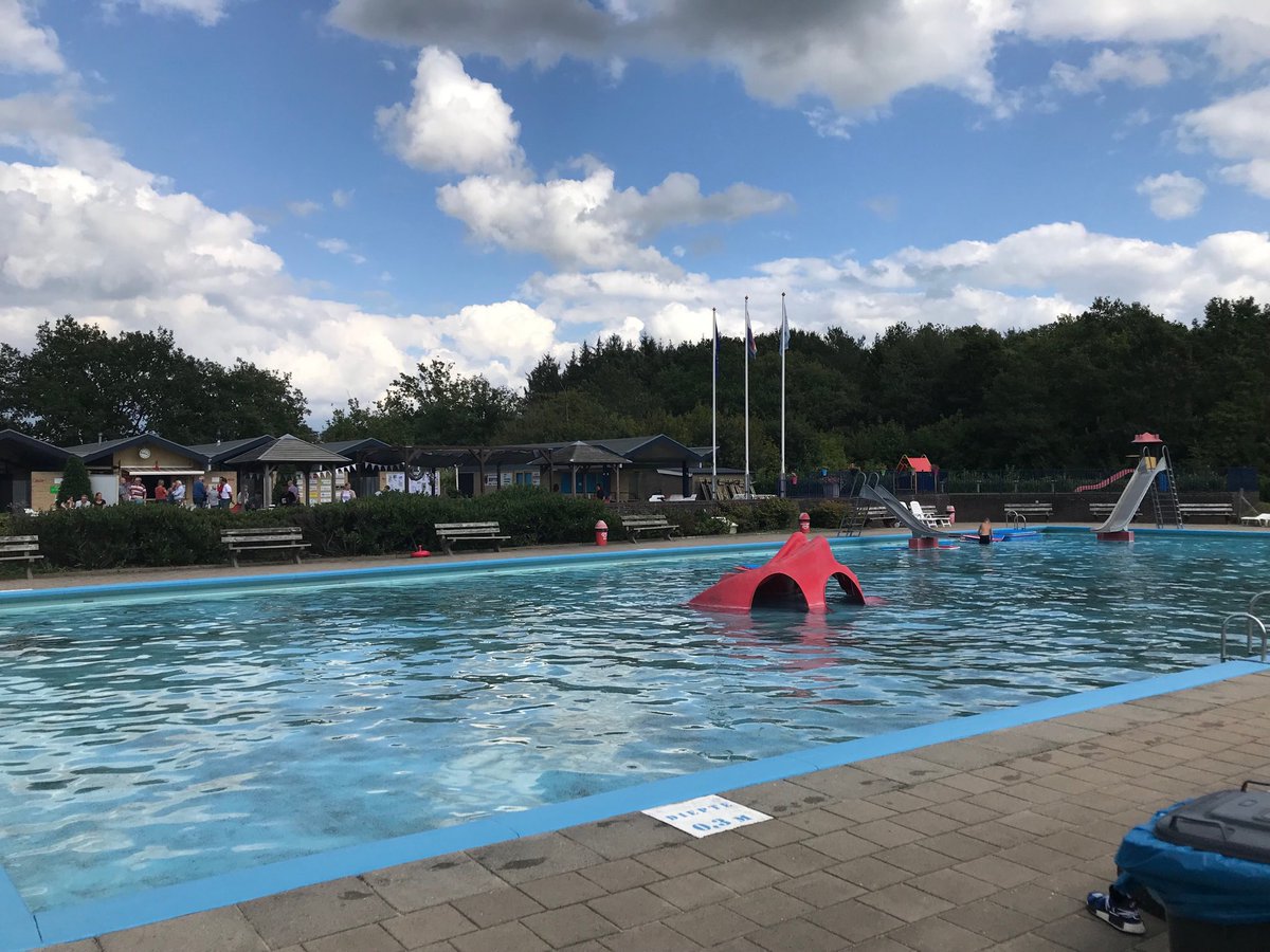 Felicitaties voor het 50 jarige zwembad #deBoskoele in #Gorssel. Taart, wanden met veel historie, een flamingo-baan voor de jeugd en tot slot nog een gesprek over de toekomst!