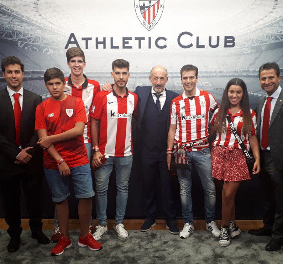 athletic_eus's tweet photo. 🔙 Gure Huelvako lehoiak bere familiarekin batera San Mamesera egin zuen bisita bere bihotzeko ebakuntza egin ziotenetik hiru hilabetera ❤⚪

Izugarri pozten gaitu zu hain zoriontsu ikusteak, Luis Miguel!! 🤗

#AthleticRealSociedad #AthleticClub 🔴⚪🦁 https://t.co/ZsuylvJkqz