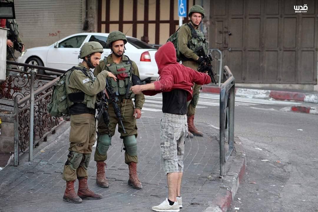 Los soldados israelíes humillan y hostigan arbitrariamente a los jóvenes palestinos en las calles de Hebrón. Un vistazo a la deshumanización diaria a la que están sujetos los palestinos.