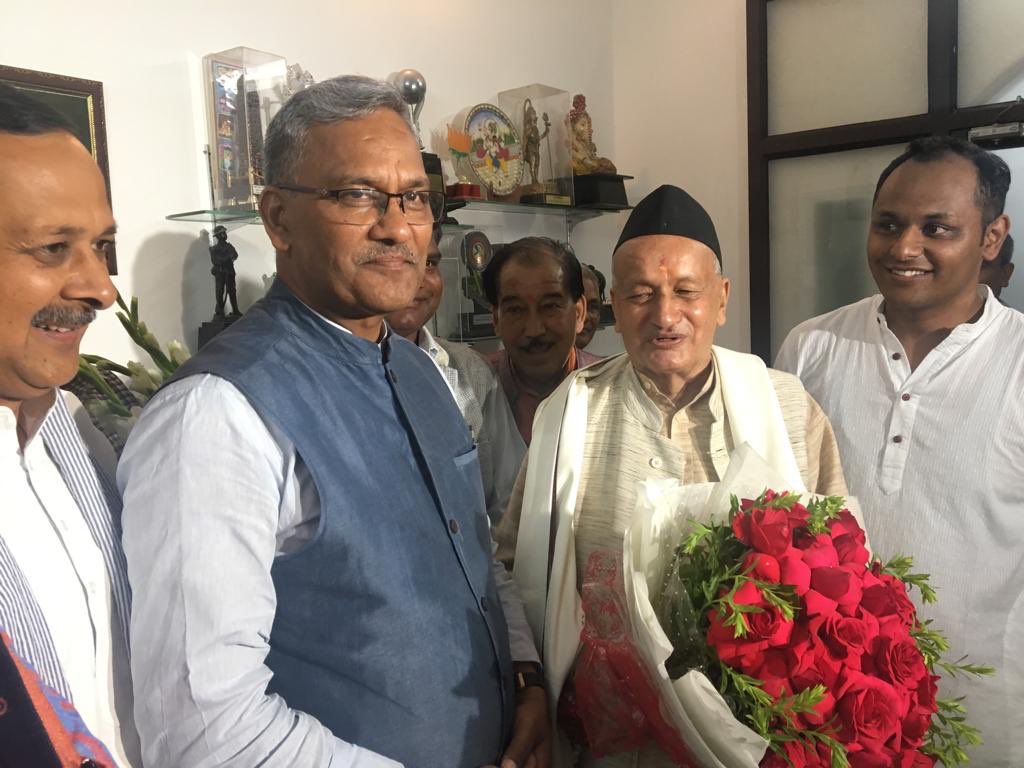 वरिष्ठ भाजपा नेता, हमारे मार्गदर्शक श्री @BSKoshyari जी के आवास पर उनसे मुलाकात की। आदरणीय भगत दा को महाराष्ट्र का राज्यपाल बनाए जाने पर शुभकामनाएं प्रेषित की।
