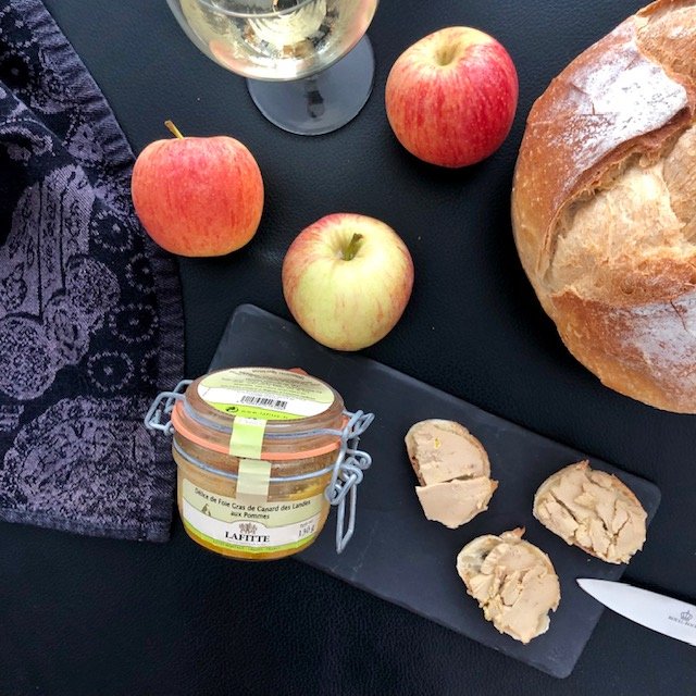 carnetdesaveurs's tweet photo. Aujourd’hui, je vous propose un petit voyage dans les Landes pour découvrir le délice de #foiegras de canard aux #pommes Maison Lafitte. Il est infusé au Calvados et les pommes sont marinées dans du miel et du cidre. Le plan idéal pour les apéros de fin d’été.
#maisonlafitte https://t.co/H0zik1XBb1