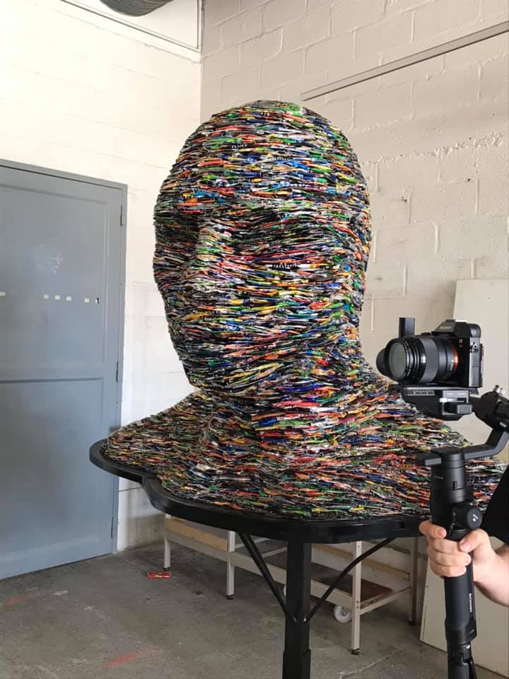ViesTransition's tweet photo. Nous étions à Mons ce week-end pour découvrir le travail de Alfredo Longo. Cet artiste crée ses œuvres à partir de canettes en aluminium ou plastiques usagés en donnant la possibilité au citoyen de participer au résultat final. ♻️👨‍🎨 https://t.co/ioMXwu0Ia3