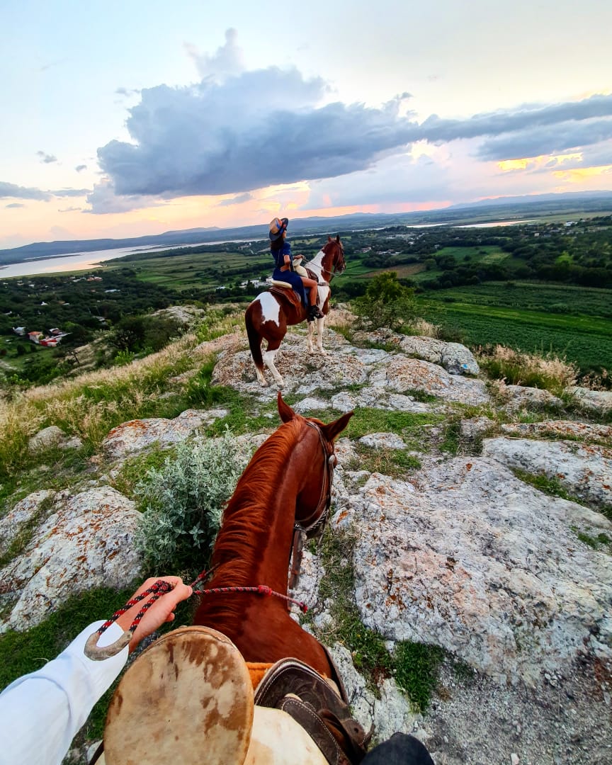 Memocapital's tweet photo. Si vienen a San Miguel de Allende les recomiendo mucho realizar cabalgata  al atardecer 🐴🙌🏻 #modacapitaltravel  #VisitaGuanajuato #guanajuato #travel #mexico #SanMiguelDeAllende https://t.co/5ZbzDxAv1b