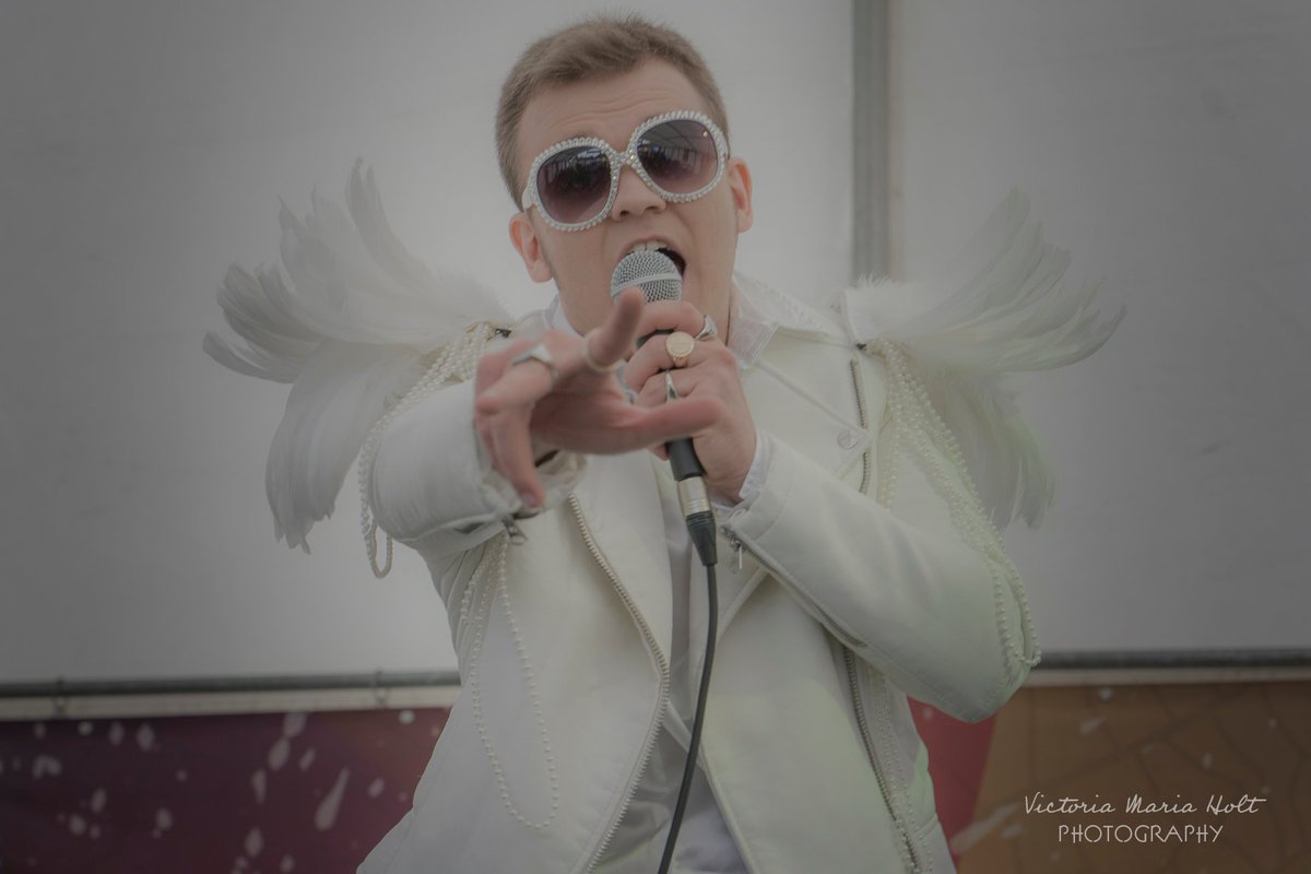 Victoria Holt tweet media