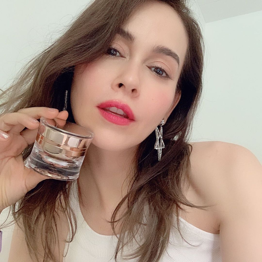 Timeless , flawless 🍃🌸☘️🍃🌸
Let your confidence shine ——————
myriaskin is available at Eveandboy