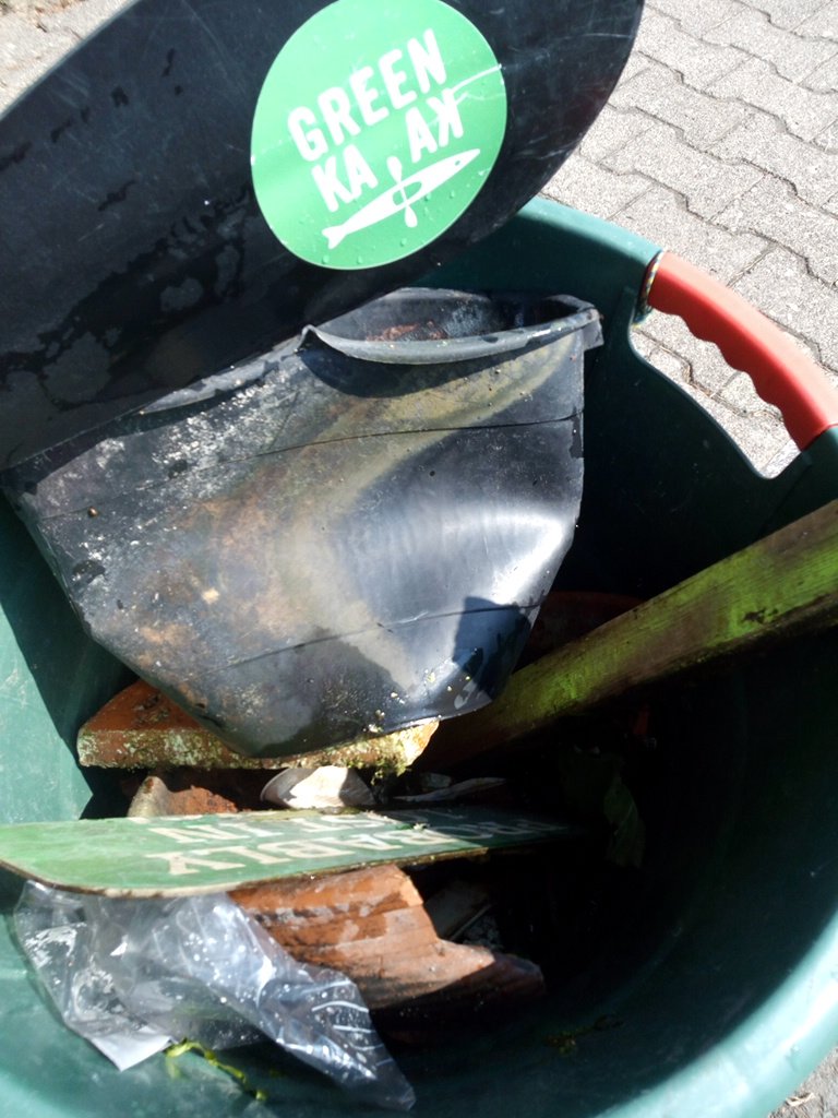 Plastik im Wasser? Heute konnten wir 8kg Müll in der Havel und auf den Kanälen drum herum in 2h mit #greenkayak sammeln...Danke an greenkayak.org/product/whatsu…