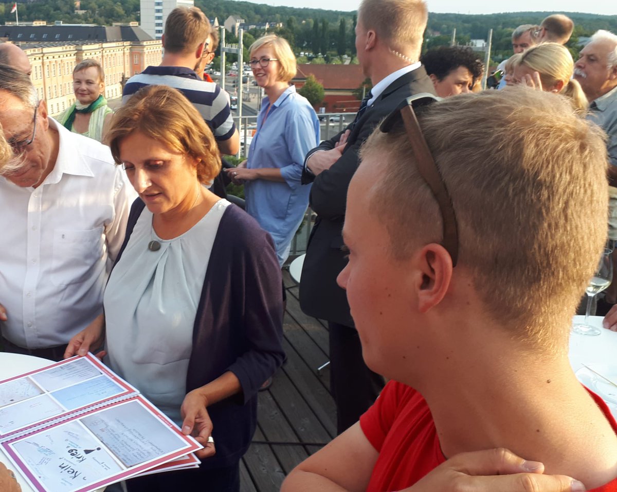 bteamtour's tweet photo. Das B-Team bei der Wahlveranstaltung der SPD. Paul übergibt Britta Ernst eine Sammlung mit all den Wünschen und Hoffnungen der jungen Menschen in Brandenburg. 
#Landtagswahl #Brandenburg #BTeamTour #ltwbb19 https://t.co/pxZei78CwH