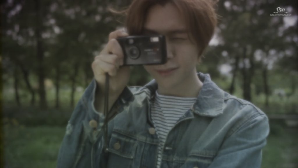: Yashica T5DI assume this version comes with date back functions~ They have 2 colors as well: silver and black. #NCT카메라  #쟈니  #엔시티  #JOHNTOGRAPHY  #JOHNNY  #35mm