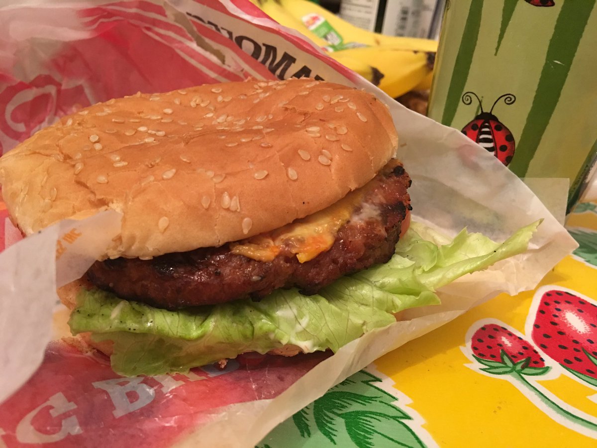 fueuse's tweet photo. プラントベースのビヨンドバーガーを食べてます https://t.co/c7A0qDkNKU