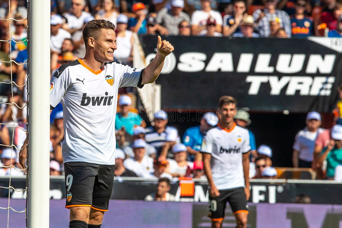 valenciacf's tweet photo. 📝 CRÓNICA #ValenciaMallorca

Un doblete de @DaniParejo guía al @valenciacf a su primera victoria en @LaLiga (2-0)

➡️ https://t.co/A7suY8VMdN

#FutureisNewVCF 🖤 #AmuntValencia https://t.co/LHDYiI78Bj