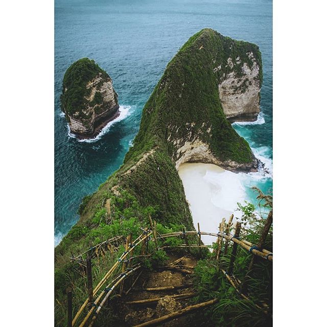 C_Lindman's tweet photo. Dream beach nr 1🌊
From the archives🗂️
.
Sony a7 + Canon fd 28mm f2.8
.
#ocean #bali #indonesia #blue #light #photography #travelphotography #traveladventure #backpacking #nature #Kelingking #dreamy #vacation #dream #unreal #travels #a7 #canon #sony #… https://t.co/esnFXaHnwz https://t.co/Z64WPYy6r8