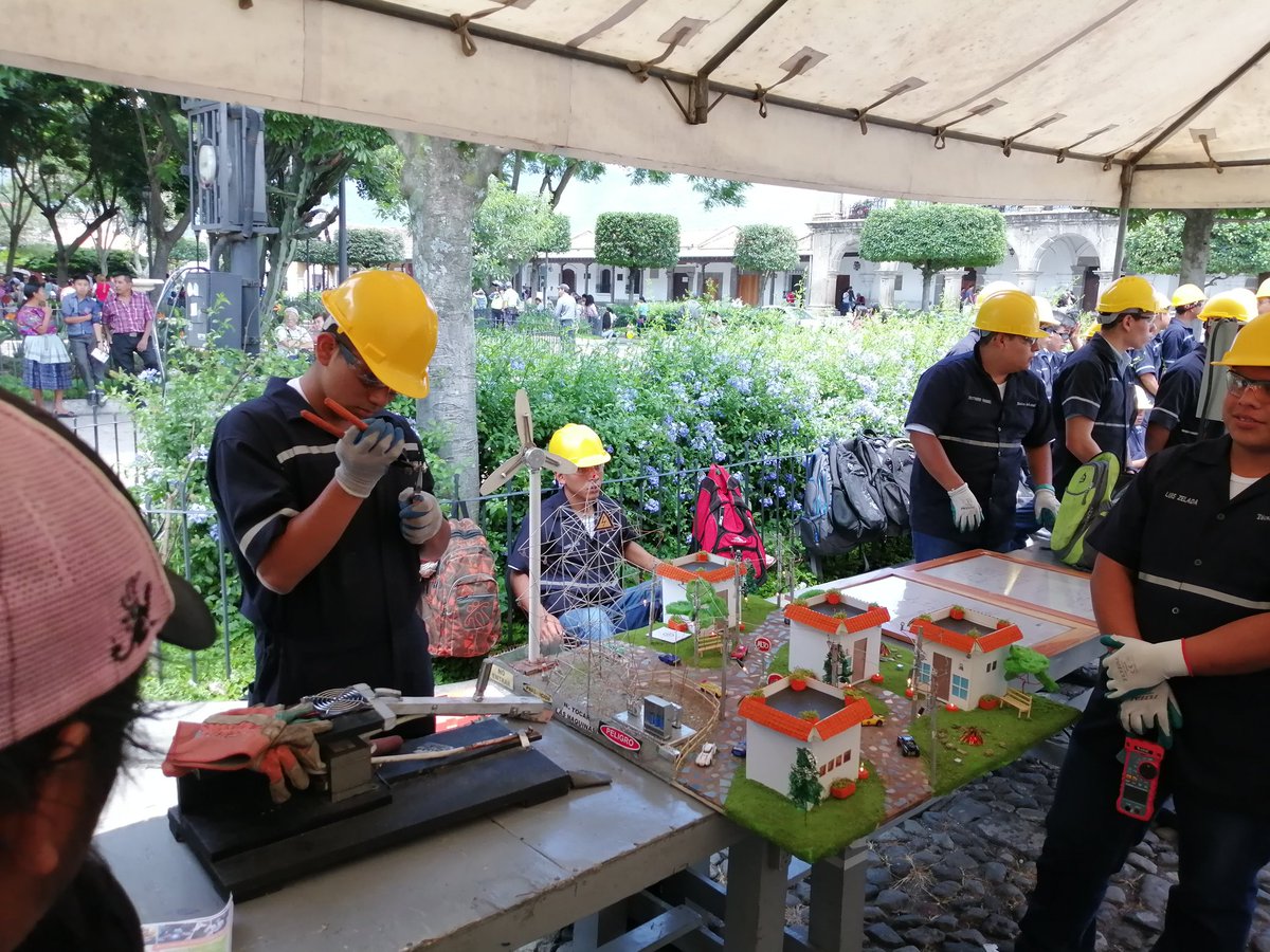 MuniAntiguaGt's tweet photo. #DomigoFamiliar #MuniAntiguaGt
En desarrollo actividades para toda la familia exposicion de vehículos clasicos feria de ciencia del Instituto Técnico Industrial Hotweells y Educación Vial de la PMT en el parque central de Antigua. https://t.co/p9sIHFb9AG https://t.co/TzVtvuy7Rw