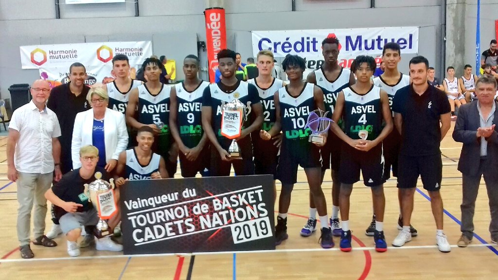 LDLCASVEL's tweet photo. Du côté du Centre de formation aussi le week-end s'est bien passé 😃 
Félicitations à nos U18 qui remportent le tournoi de Montaigu, et à nos Espoirs qui ont gagné le tournoi de Villerest ! #LDLCASVEL https://t.co/Z9OazOv6Ln