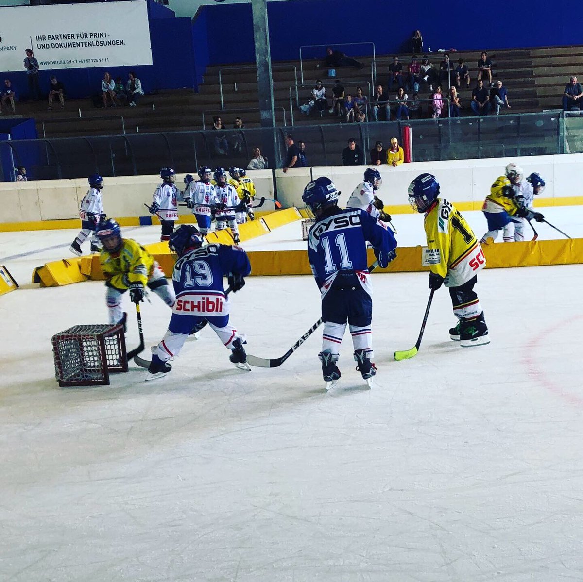 marioxantonelli's tweet photo. Gelungene Premiere heute in der Hirslen bei der ersten 2v2 Challenge! 2v2 auf kleine Felder, kleine Tore. Toller Hockeynachmittag für die U9 Kids: viel Skating, viele Scheibenkontakte, viele Tore, viel Spass! #youngflyers #ehc bülach #evdn #screinach @EHC_Kloten_1934 @zsclions https://t.co/csrAHgkD3B