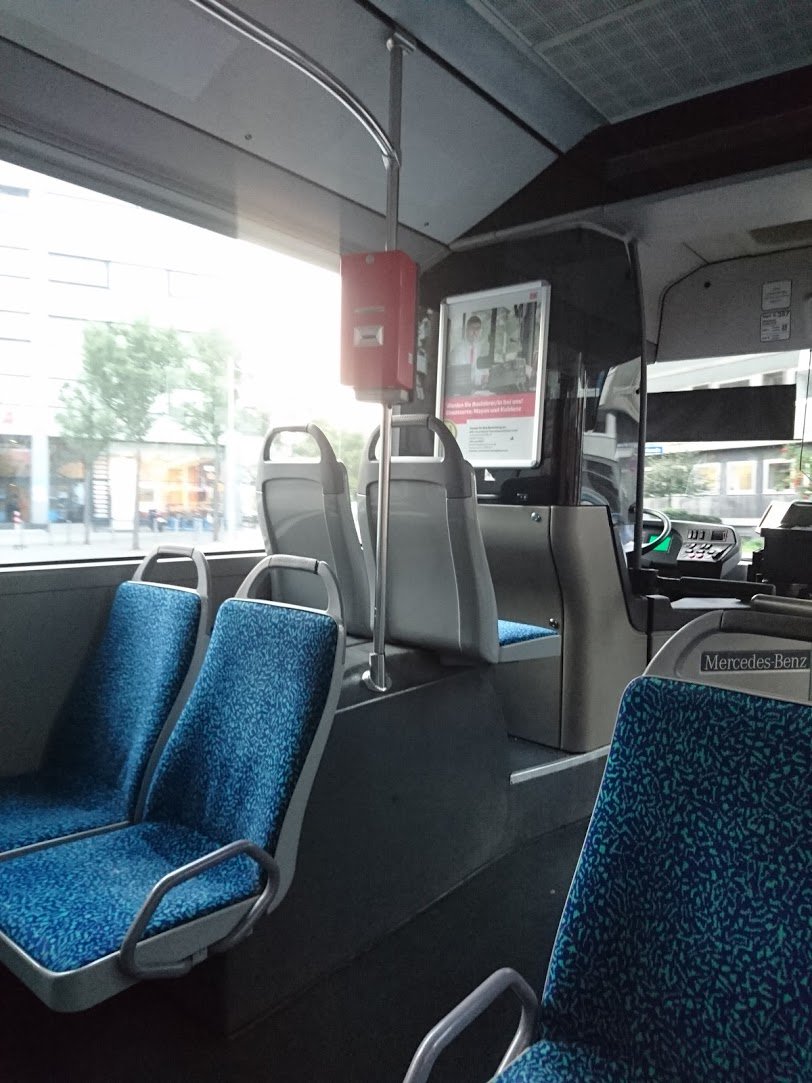 pkmko's tweet photo. Dieser topmoderne #Bus wurde sicher für viel Geld in einen #Retrolook versetzt. Und fährt derzeit in #Koblenz. https://t.co/rjfQmq2P5w