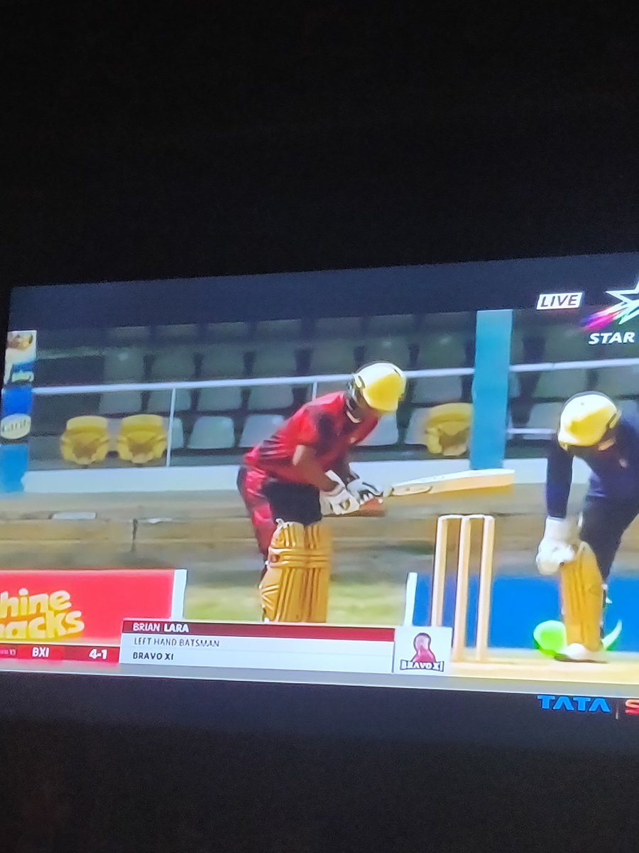 vlp1994's tweet photo. LOOK WHO'S HERE! 

BRIAN CHARLES LARA 😍😍😍

#TheSelectorFanCup #TheSelectorApp #BravoXIvsPollardXI #ItsFantactic https://t.co/PRBkUn3YBG