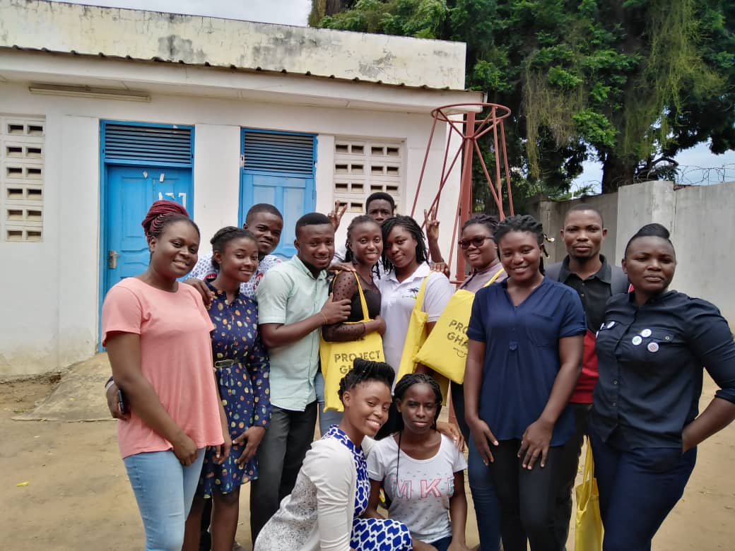 sltbuzz_gh's tweet photo. Finally, to crown the day's activities the #smilesforspeech team made donations of educational resources, instructional materials and toys to the school, and a starter kit to us students😍😍😍🎉🎉🎉!

#sltbuzz #smilesforspeech #projectghana #sltinghana #weekwithslpeeps #slpeeps https://t.co/6yLY3dKxGc