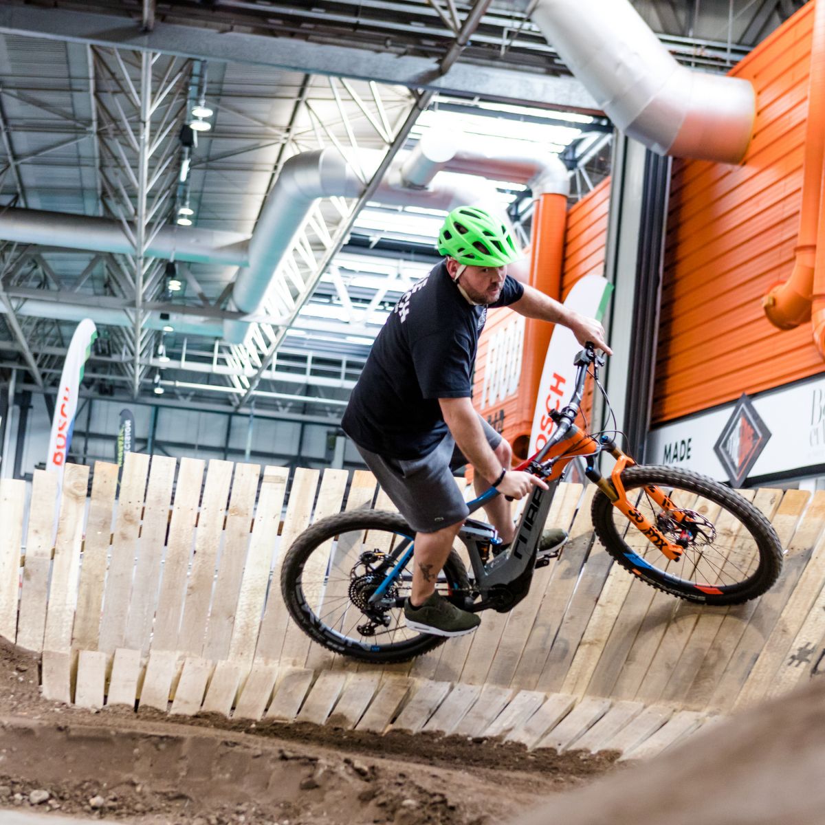 CycleShow's tweet image. You could be one of the very first in the UK to test out the latest products from @boschebikesystems. Feel the flow on the 1.7km outdoor MTB Test Track, winding around the perimeter of the NEC. Just head down to the ‘Pit’ area during the show to register #uphillflow #feeltheflow