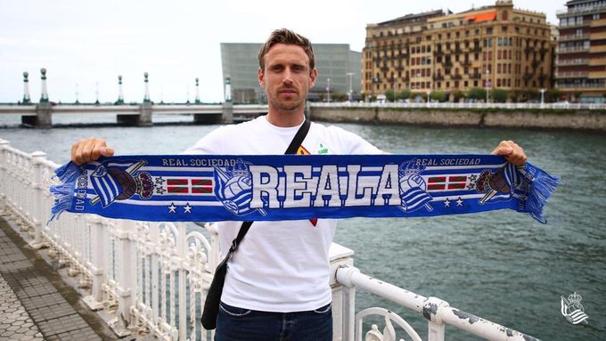 Nacho Monreal posa con la bufanda de la Real Sociedad (Foto: RSO).