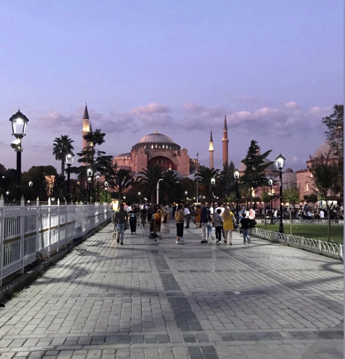 Ayasofya gibi değerli bir camiyi bütün masraflarını cebinizden karşılayarak yaptırıp ülkemize kazandırdığınız için çok teşekkür ederim. 
<a href="/ekrem_imamoglu/">Ekrem İmamoğlu</a>