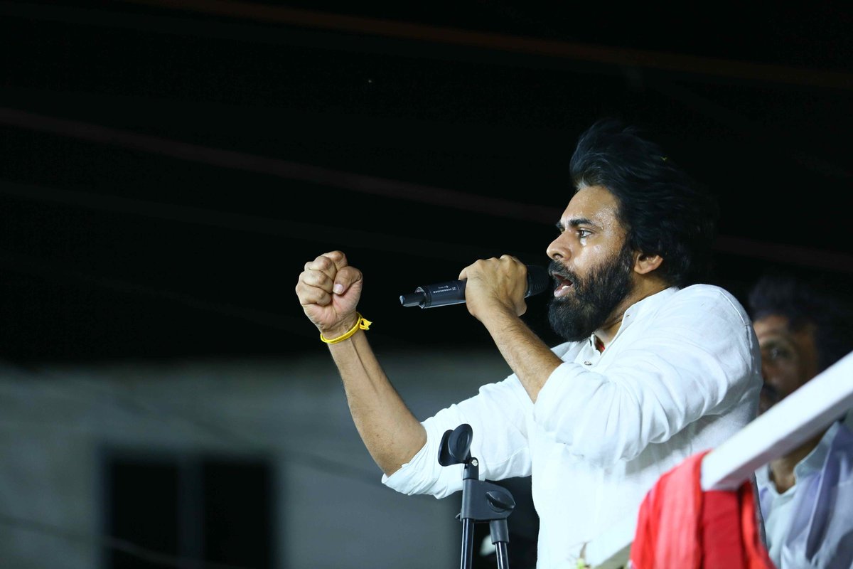 సత్యమేవ జయతె కే నిలువెత్తు సాక్ష్యం నీవురా
లక్షలాది ప్రజల ఆశాజ్యోతివై నిలిచావురా

#HappyBirthdayPawanKalyan