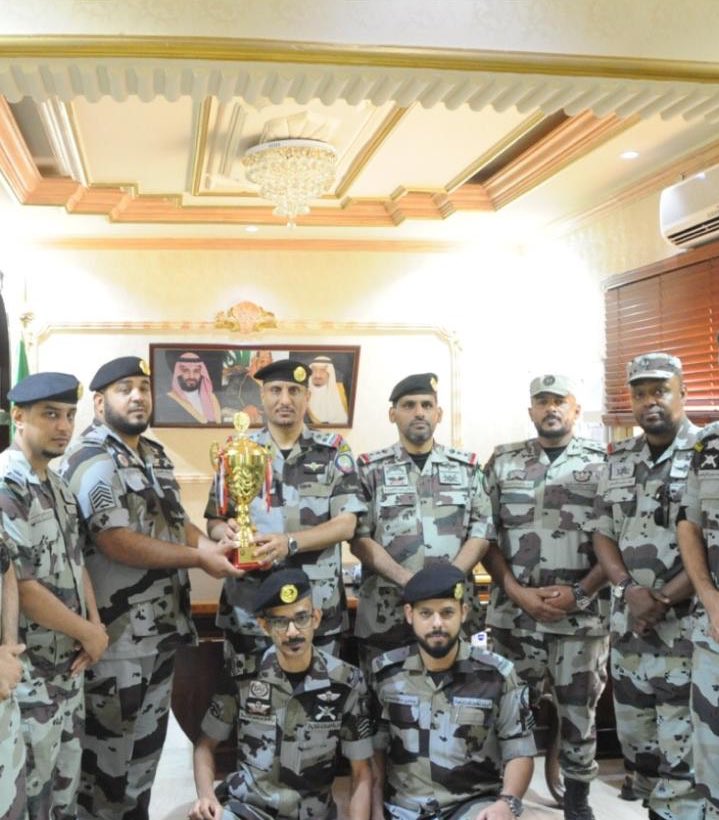 hejaili_news's tweet photo. بحضور مساعد قائد القوة العقيد تركي المطيري ومدير إدارة المهمات الخاصة العقيد خالد الأحمدي، استقبل العميد بجاد الحربي قائد قوة الطوارئ الخاصة بمنطقة المدينة في مكتبه الرقيب أول طلال بن منير الحجيلي والفريق الحاصل على المركز الأول في بطولة الرماية المقامة في مكة المكرمة 1440 هـ https://t.co/r0DJWBTugR