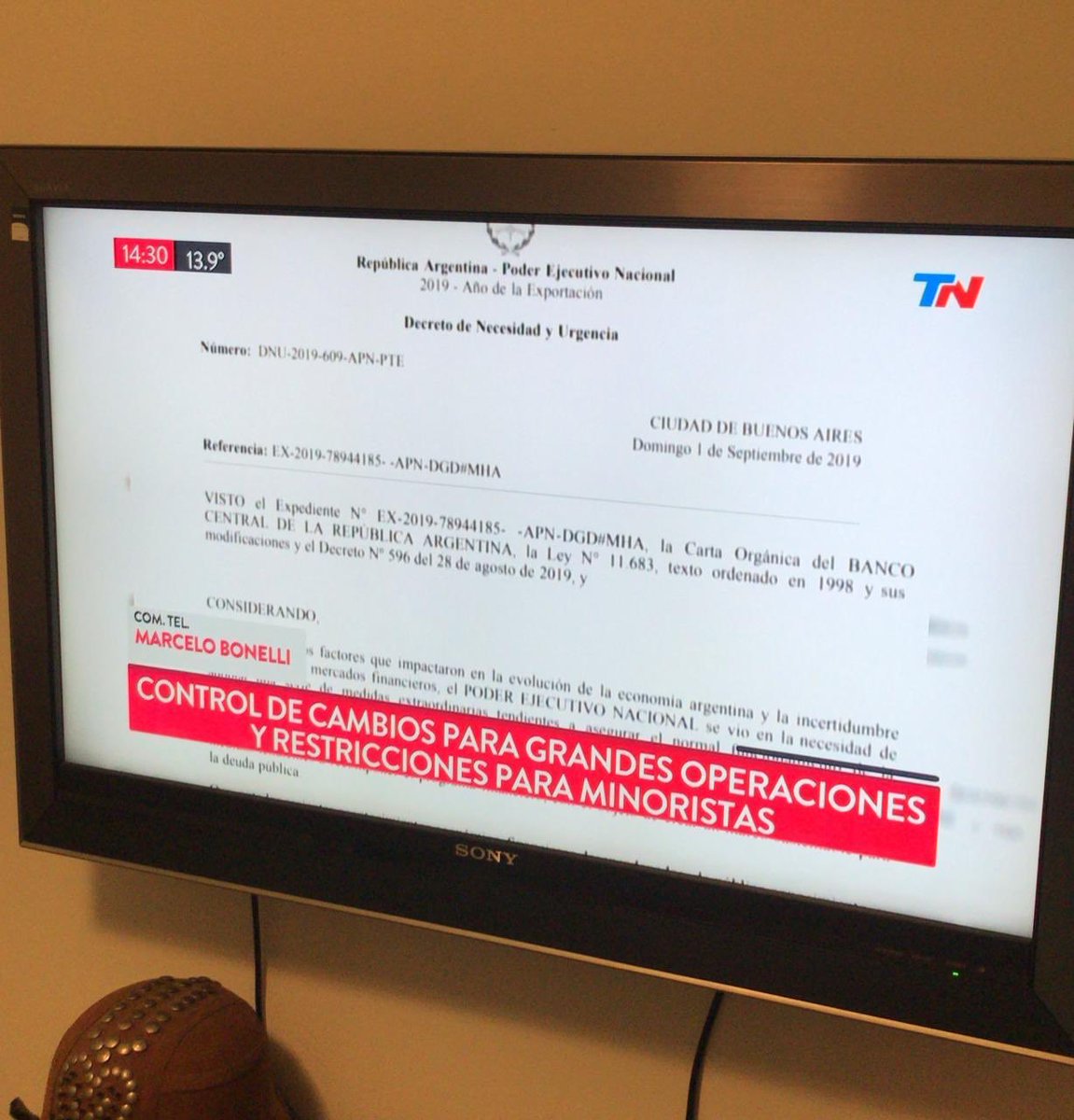 malepichot's tweet photo. Te acordaste cuando votaste a macri porque te daba re bronca el cepo. Y ahora vino macri te sacó el laburo y te puso el cepo de nuevo, no es fascinante ser argentino... claro que sí https://t.co/jD2yGcnBar