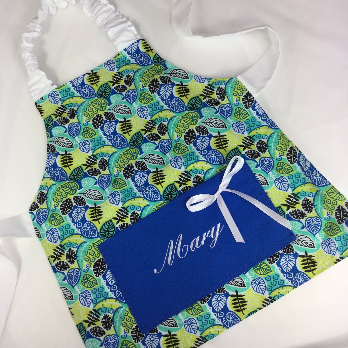 Evening  #crafthour . I’ve been busy babahooting today making aprons and chef hats for customers. See more at babahoot.com

#craftshout #dinosaurs #apples #leaves #cheflife #pvcapron #cottonapron #handmade #etsyselleruk #uksales