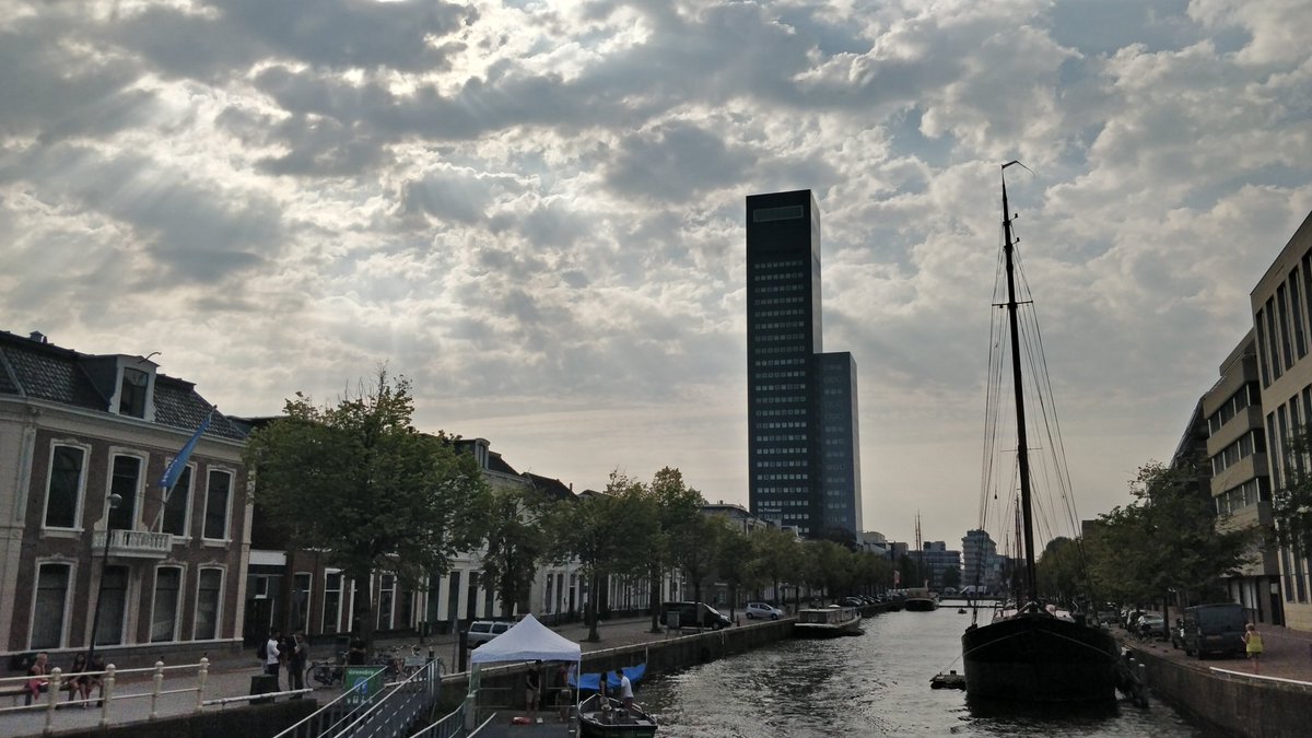 HabboTijbo's tweet image. Gisteren even door Leeuwarden gelopen. Wist je dat deze toren (Achmeatoren) helemaal nooit gebouwd had mogen worden? Dit komt door de hoogte van het gebouw i.v.m. de luchtmachtbasis ten noorden van de stad. #feitjes