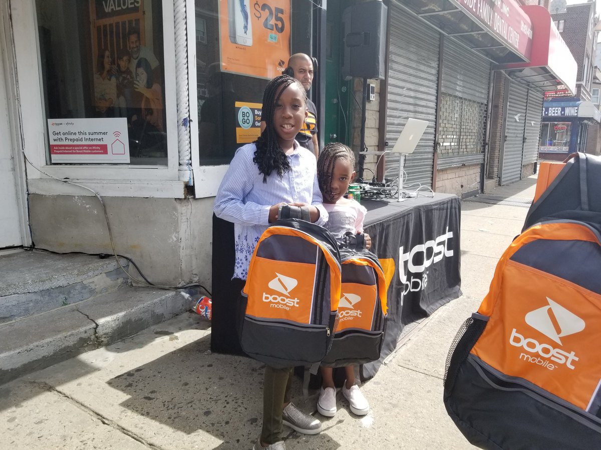 boostmobile572's tweet photo. GETTING READY FOR SCHOOL EARLY with 2 bags and 2 phones!!!! @boostmobile572 #hypersidewalk @hyperlinkusa @luishyperlink @shawnatspg https://t.co/G1h7aH19bd