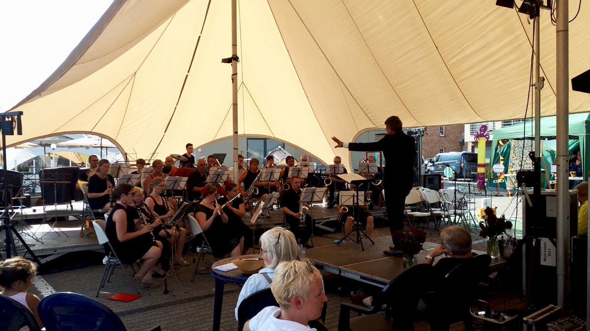 cdenvmerchtem's tweet photo. Wie dacht dat er na de kermis de zomer in #Merchtem gedaan was, is eraan voor de moeite ๐
De zomer blijft nazinderen met het 100 jaar bestaan Music Time #Peizegem!
Dat het meer dan in orde was ๐
#cdenvmerchtem
#dewegvooruit #levenskwaliteit
#samenzijn #Merchtem1785
#ikbenwij https://t.co/DKHFwkEtJk