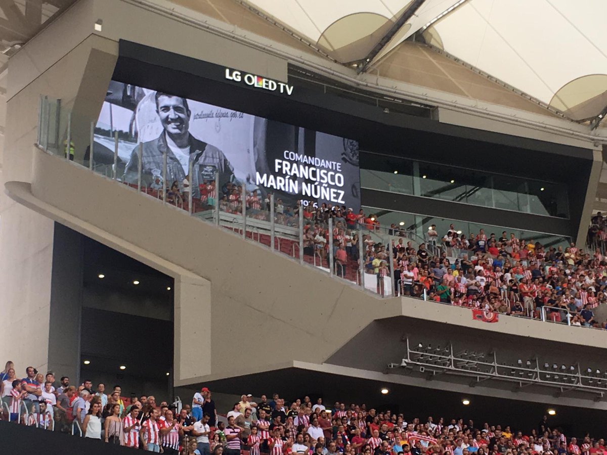 EjercitoAire's tweet photo. #Hoy en el estadio @Metropolitano los jugadores del @Atleti han lucido un brazalete negro también en memoria de nuestro comandante Marín de la @patrullaguila
Desde que nos unió el #AtleticoAviación (1939-1947) nuestros corazones siguen volando juntos.
¡Gracias! https://t.co/yGvEueS98E