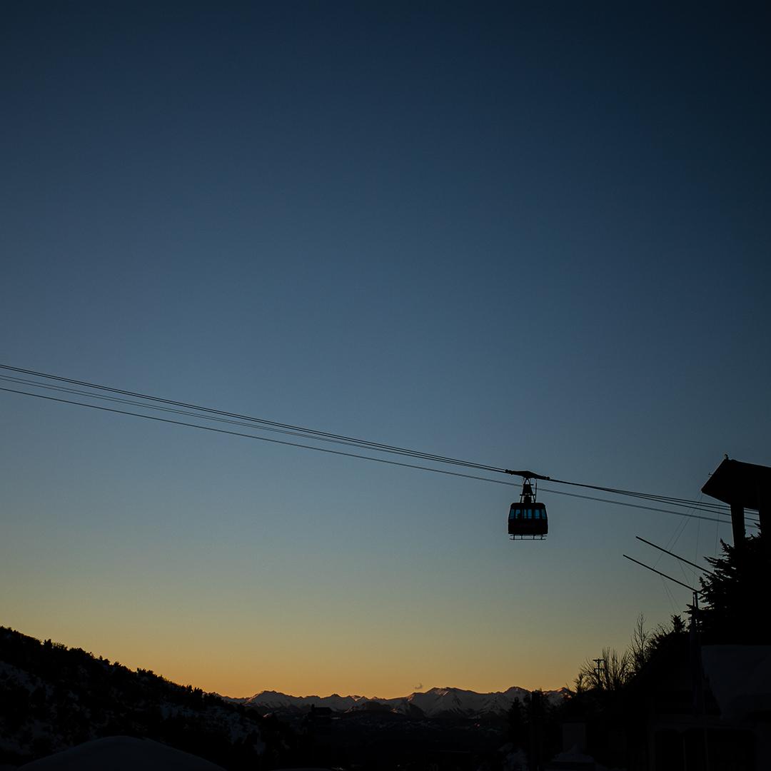 Bariloche_ar's tweet photo. Dicen que los atardeceres en #Bariloche son todavía más lindos 🚠😍
#InviernoConTodo
https://t.co/cek0qBkWOi https://t.co/iK5DANUrnq